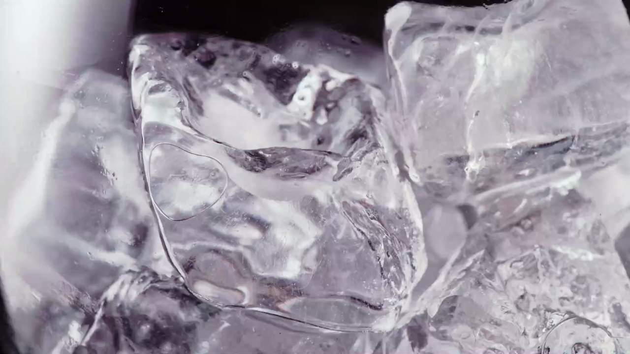 Ekelzone Bar: Deshalb solltet ihr auf Eiswürfel verzichten