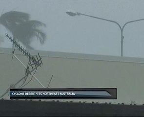 Cyclone Debbie hits northeast Australia