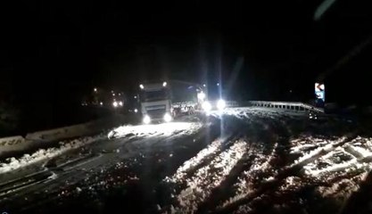 Afyonkarahisar'da kar yağışı sonrası tırlar yolda kaldı, karayolu ulaşıma kapandı