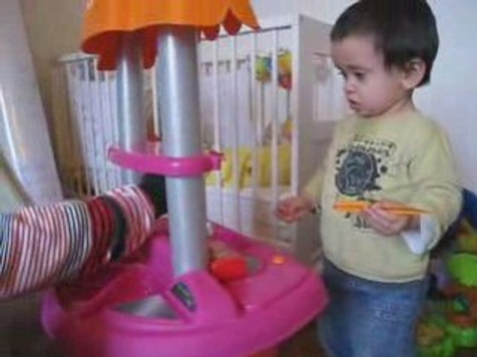 César, 18 mois et sa dinette