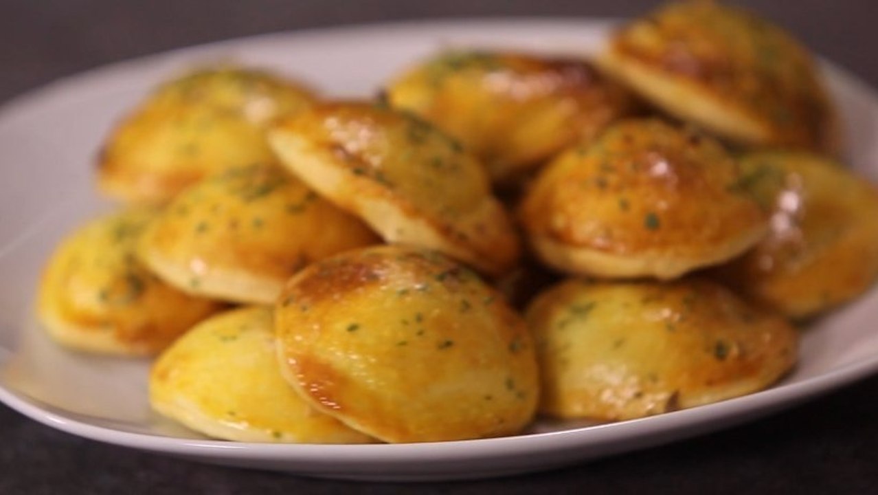 Selbstgemachter partysnack: diese mini-calzonen sind groß im geschmack