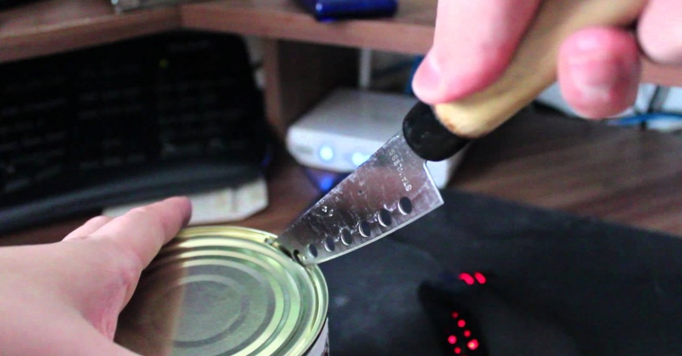 Sie nimmt alte Konservendosen und bastelt daraus etwas Praktisches