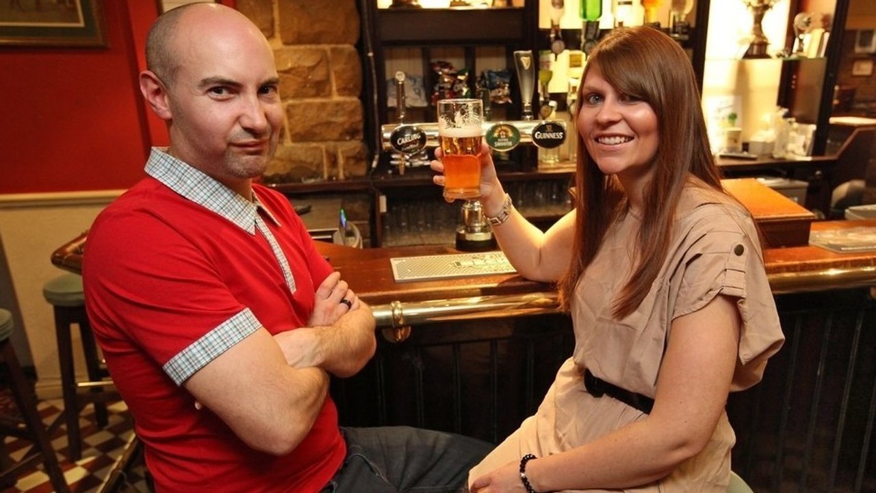 Mann wacht jeden Tag mit einem Kater auf, ohne dass er einen Tropfen Alkohol trinkt