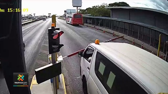 tn7-Video varios-vehículos-se-han-llevado-la-aguja-por-no-pagar-peaje-en-Ruta-1-020322
