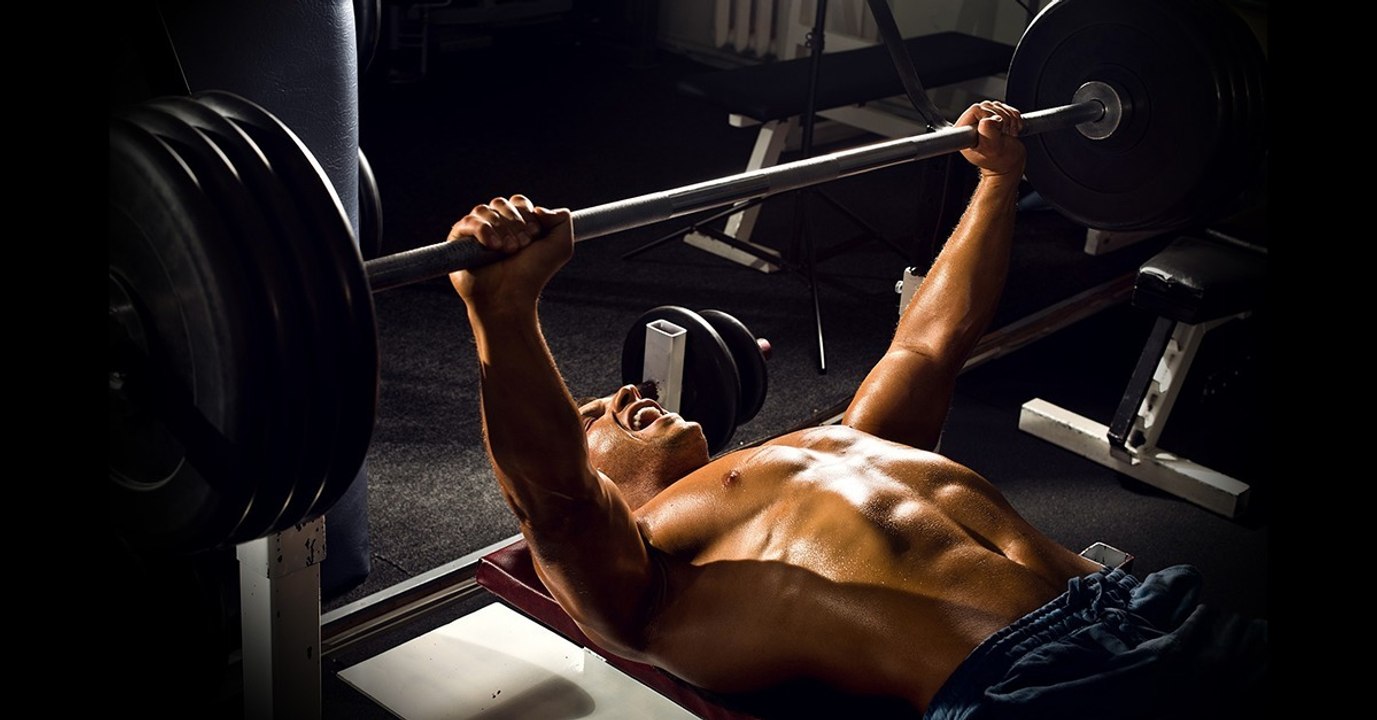 Diese kleinen Fehler beim Bankdrücken machen deinen Muskelaufbau zunichte