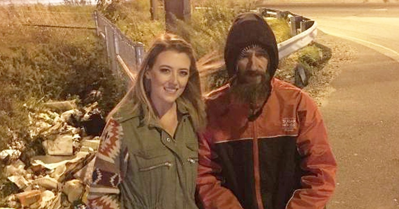 Mitten in der Nacht geht einer Autofahrerin der Sprit aus: Ein Obdachloser eilt herbei