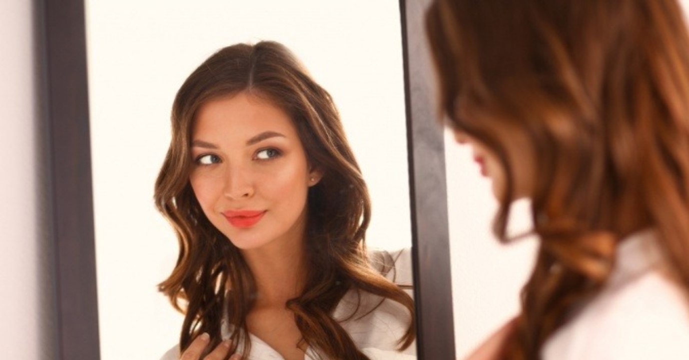 Aufgedeckt: Warum findet man sich im Spiegel hübscher als auf Fotos?
