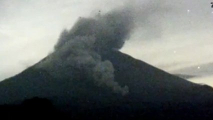 Detik-detik Gunung Semeru Kembali Mengeluarkan Awan Panas Guguran Sejauh 4Km