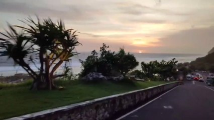 Indahnya Senja Turun di Pantai Melasti Ungasan Bali
