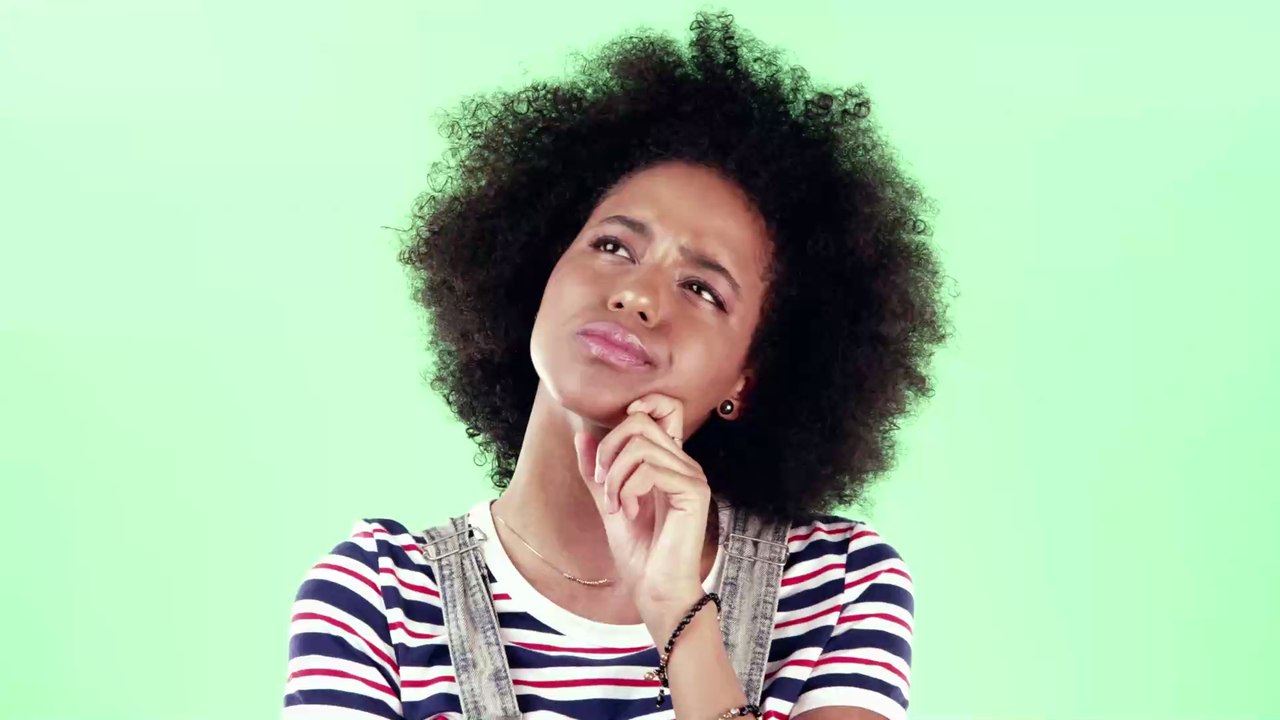 Hobbygärtnerin sammelt Abfall aus der Küche und hat keine Schnecken mehr im Garten