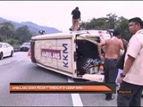 Ambulans bawa pesakit terbalik di lebuh raya
