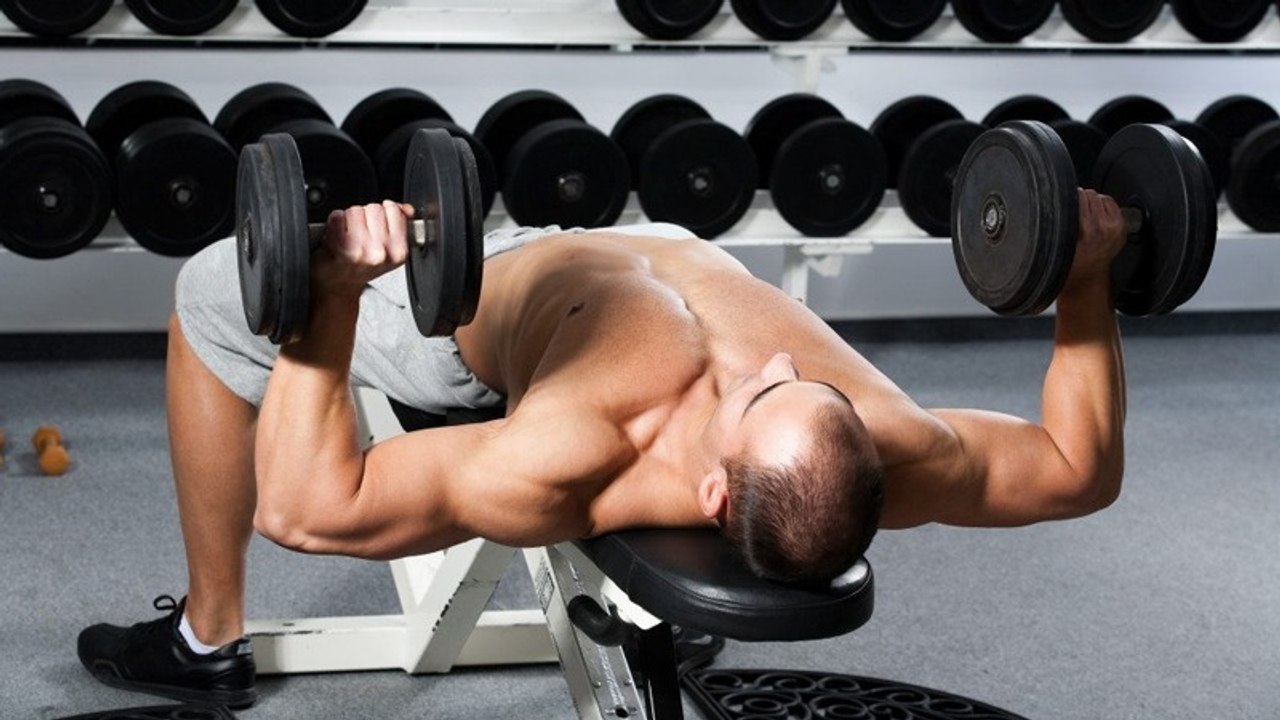 Schritt für Schritt erklärt: So machst du beim Bankdrücken alles richtig