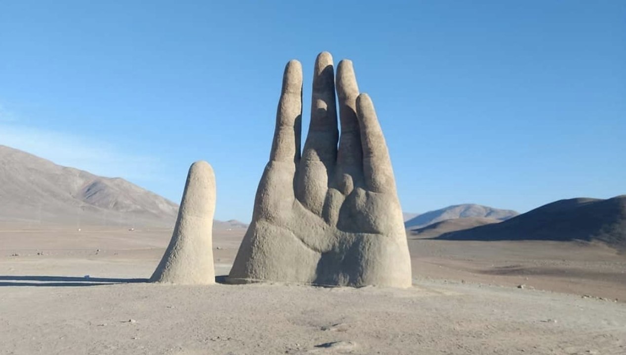 Atacama: In dieser Wüste ragt eine riesige Hand aus dem Sand