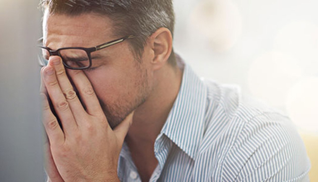 Kopfschmerzen und Gereiztheit: Diese Symptome deuten auf einen bestimmten Mangel hin