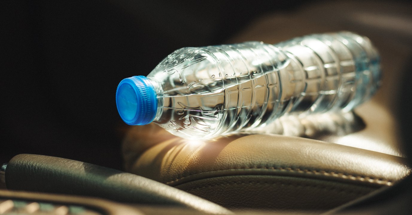 Gefährliche Angewohnheit: Deshalb solltest du nie eine Plastikflasche im Auto liegen lassen