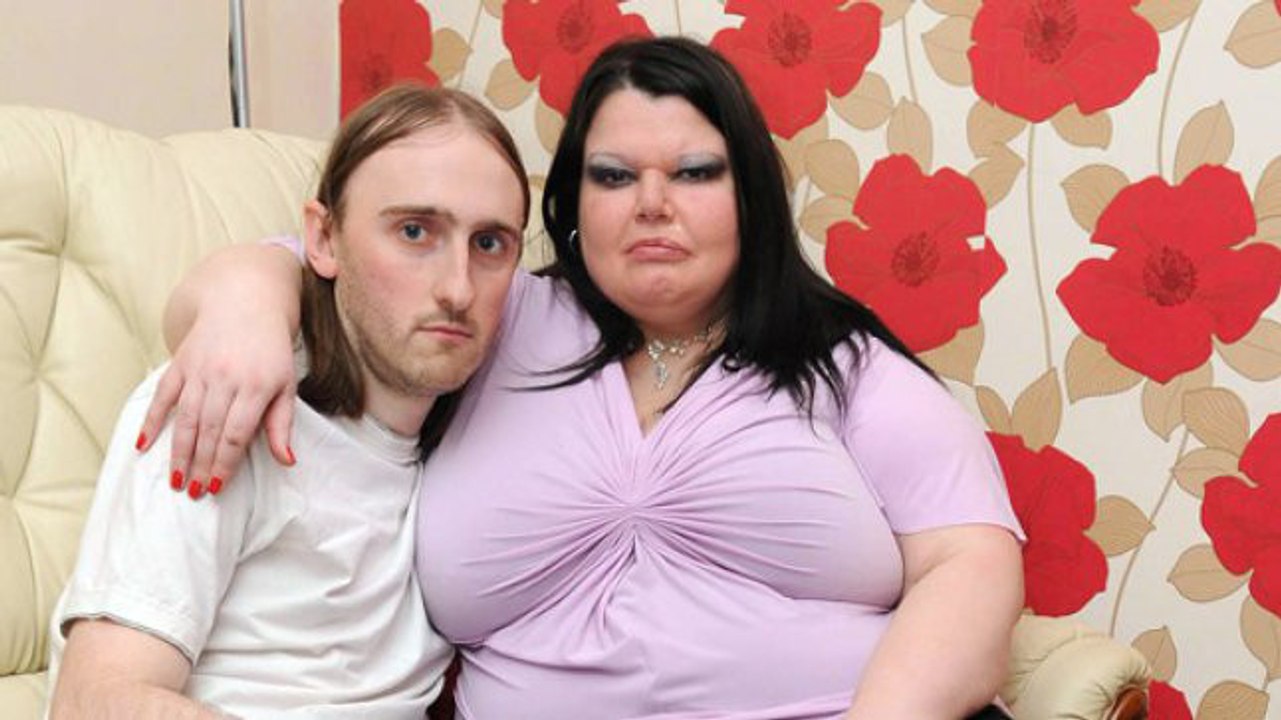 Eifersüchtigste Frau der Welt kontrolliert ihren Mann auf Schritt und Tritt