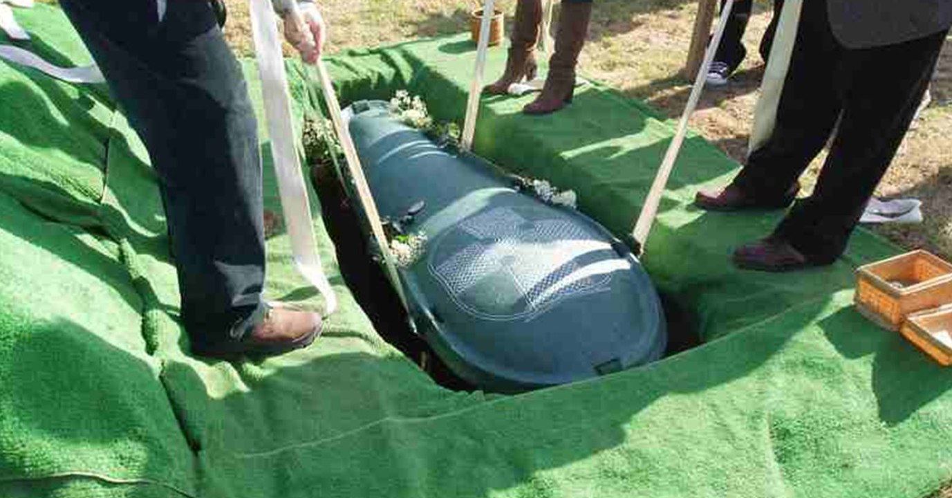 Alter Geizhals will mit all seinem Geld begraben werden: So rächt sich seine Frau bei seiner Beerdigung!