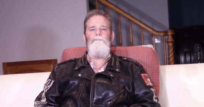 Ich bin fünf Mal auf dem Operationstisch gestorben : So geht es Kampfsportler Abbott 2 Jahre später