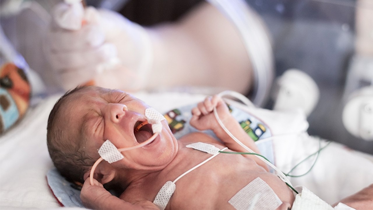 Eltern dürfen ihr Baby nicht in die Arme nehmen: Das könnte ihm das Leben kosten