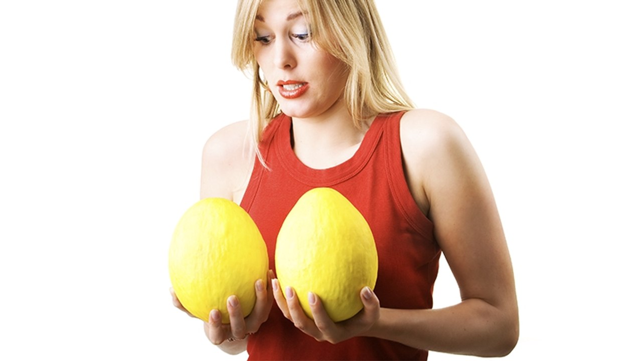 Brüste dieser Frau hören nicht zu wachsen auf: Dann bekommt sie richtig Angst