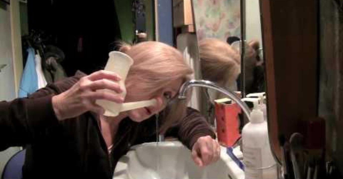 Sie will ihre Erkältung behandeln, kurz darauf ist ihr Gehirn zerfressen