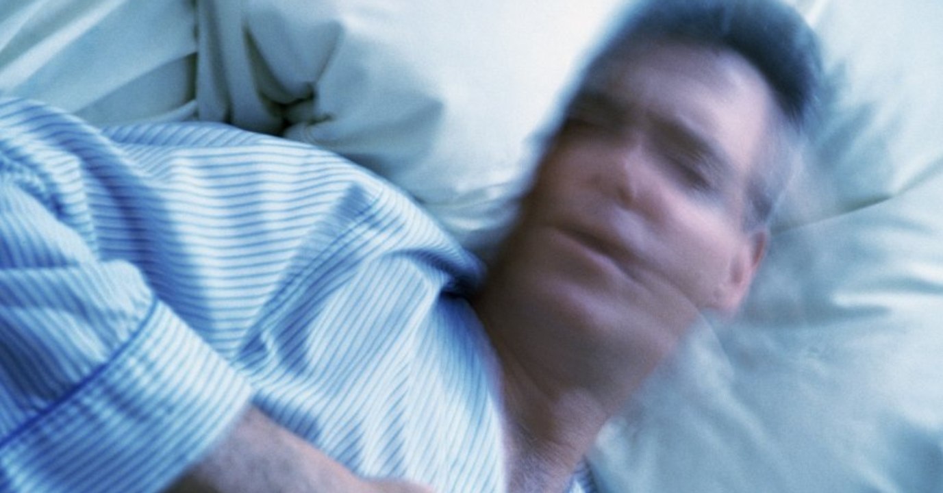 Wenn du das im Schlaf tust, steigt das Risiko später an Parkinson oder Demenz zu erkranken