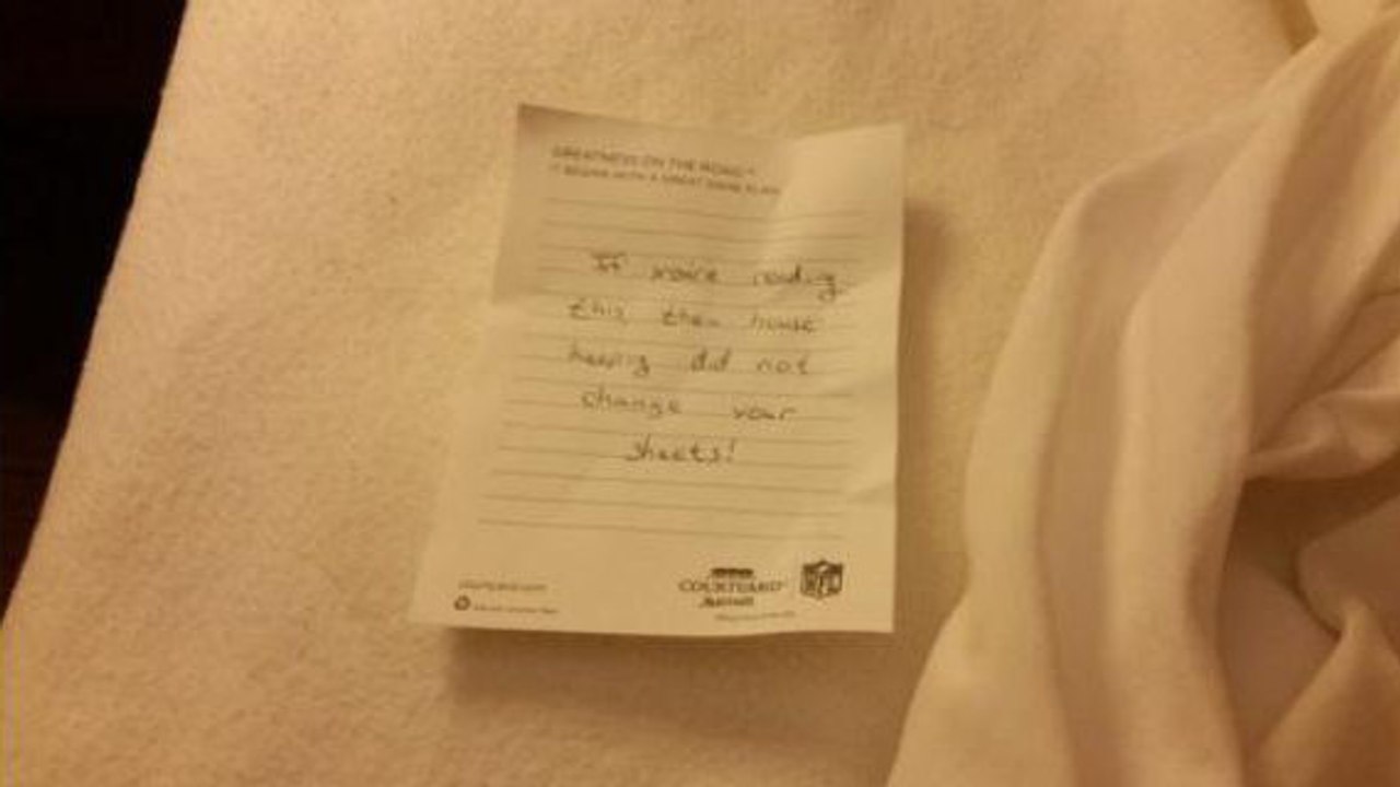 Als er die versteckte Nachricht in seinem Hotelbett entdeckt, wird ihm übel
