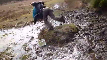 Ces jeunes filles faisaient une agréable balade en forêt, mais rien ne va se passer comme prévu...