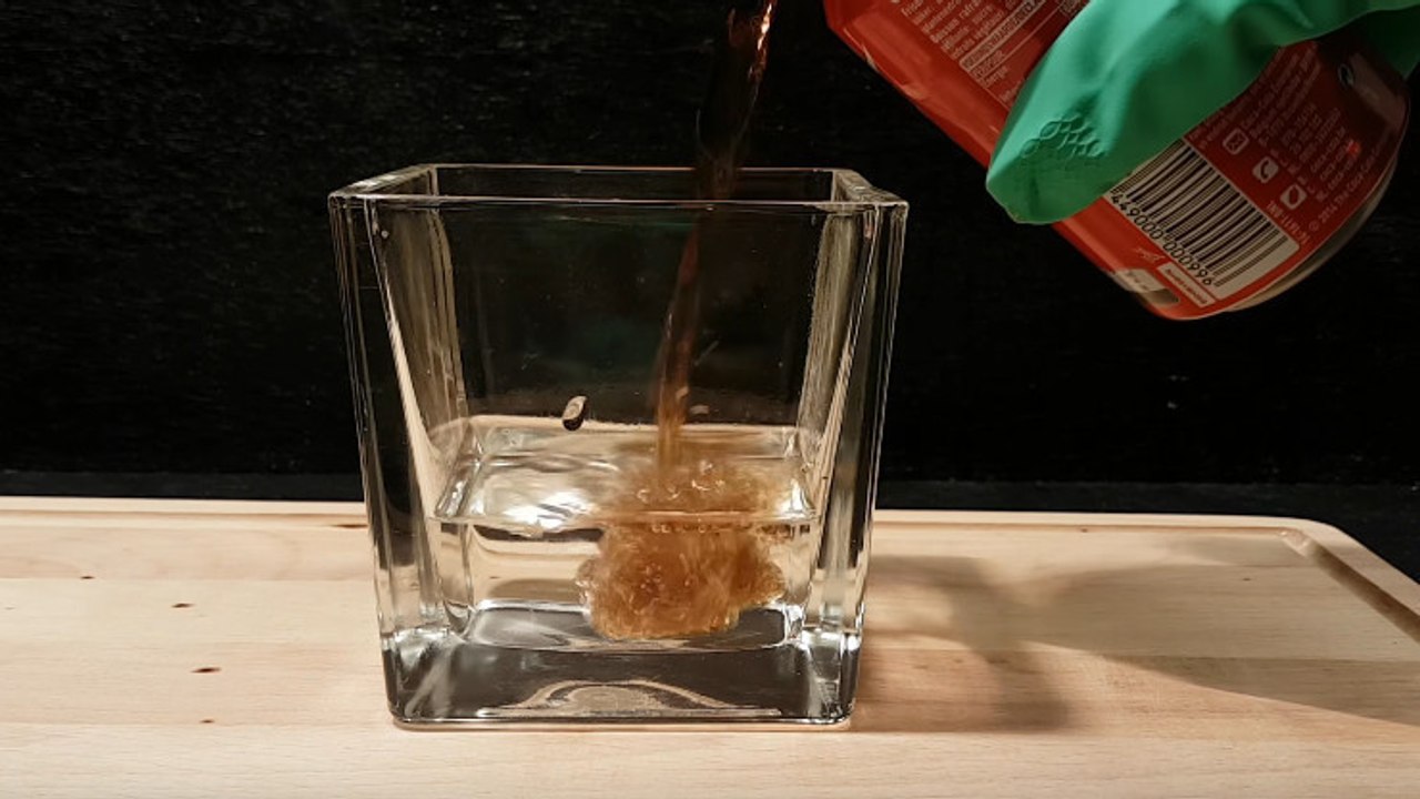 Experiment: Das passiert, wenn Cola auf Magensäure trifft