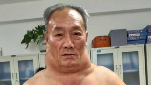 Seitdem er 13 Jahre alt ist, trinkt er täglich einen Liter Wein: So sieht sein Körper heute aus!