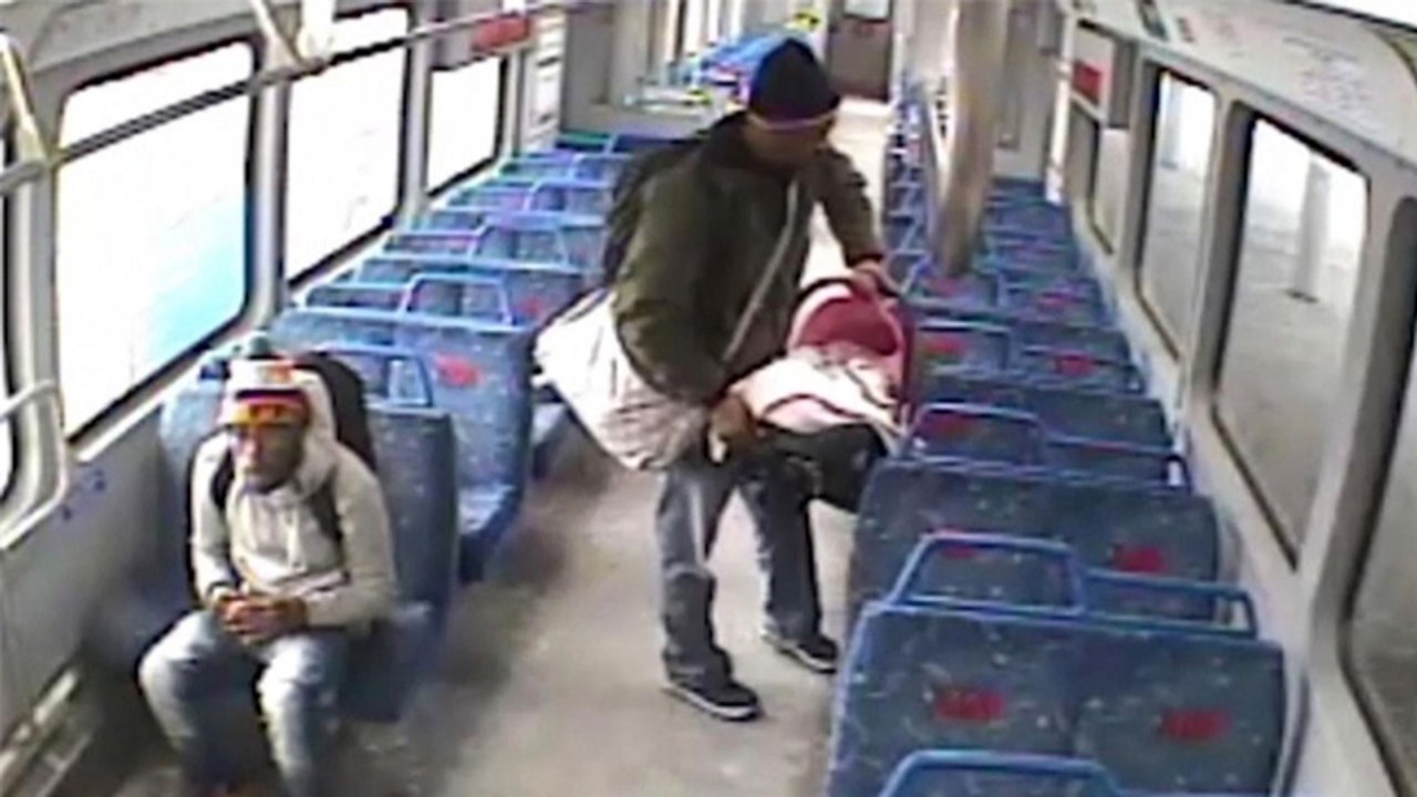 Baby im Zug: Vater geht rauchen, dann ist sein Kind plötzlich weg