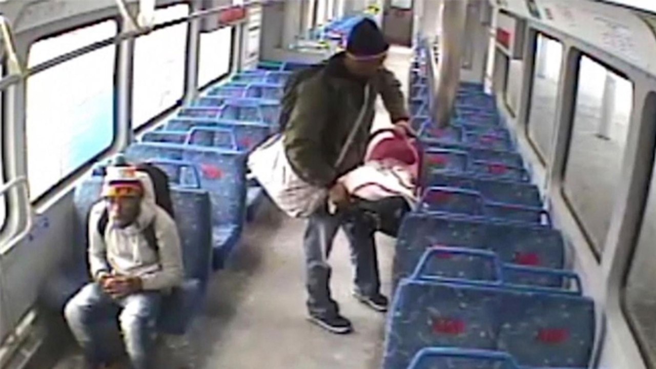 Baby im zug: vater geht rauchen, dann ist sein kind plötzlich weg