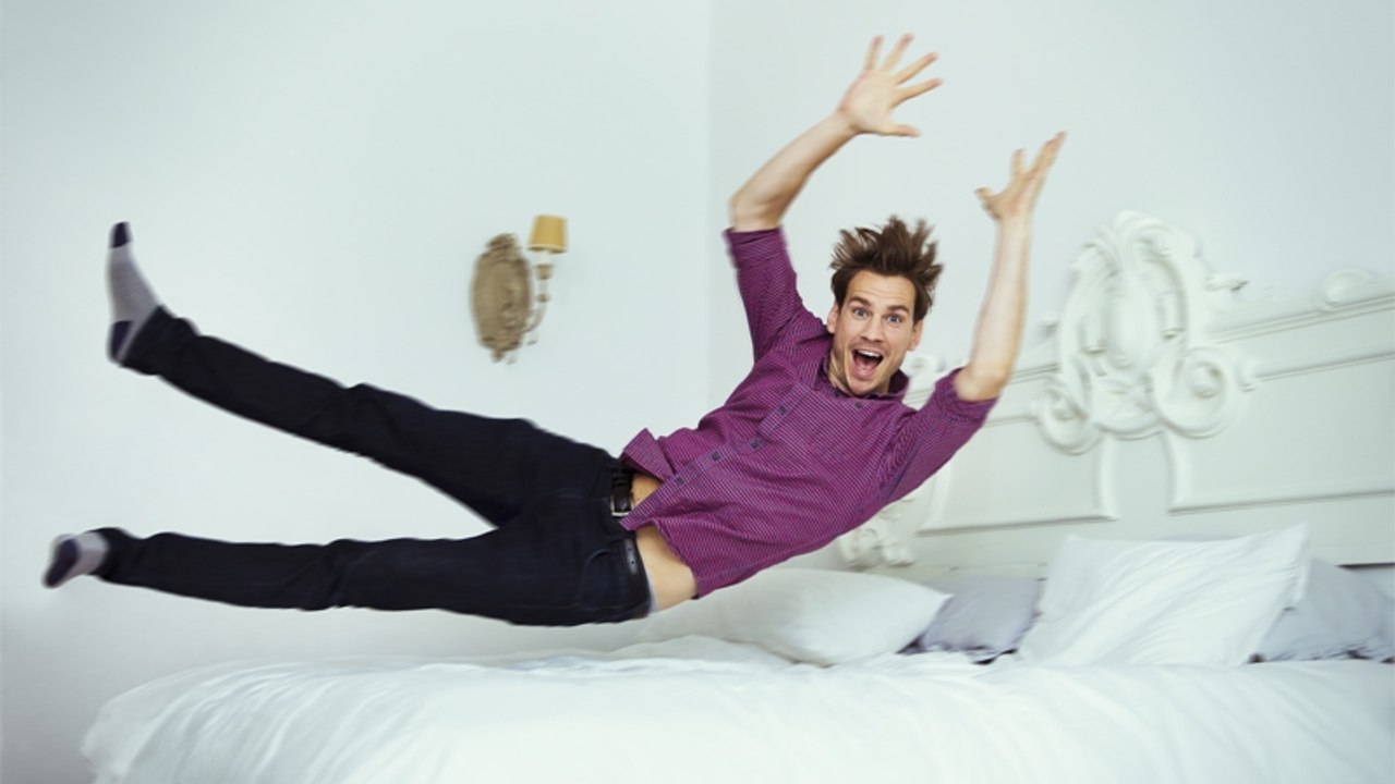 Ekel-Alarm: Darum solltest du dich niemals mit Kleidung ins Bett legen!