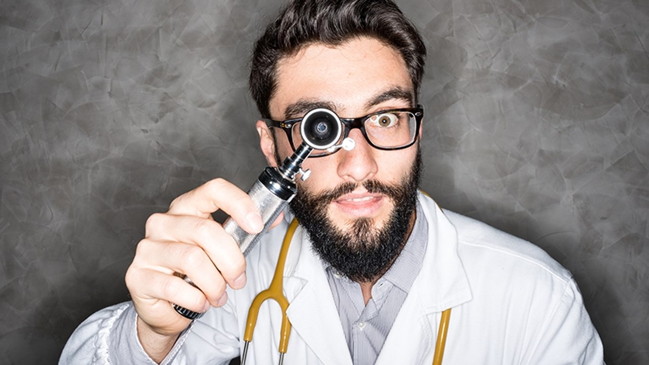 Mann klagt über Ohrenschmerzen: Der Grund beunruhigt sogar den Arzt