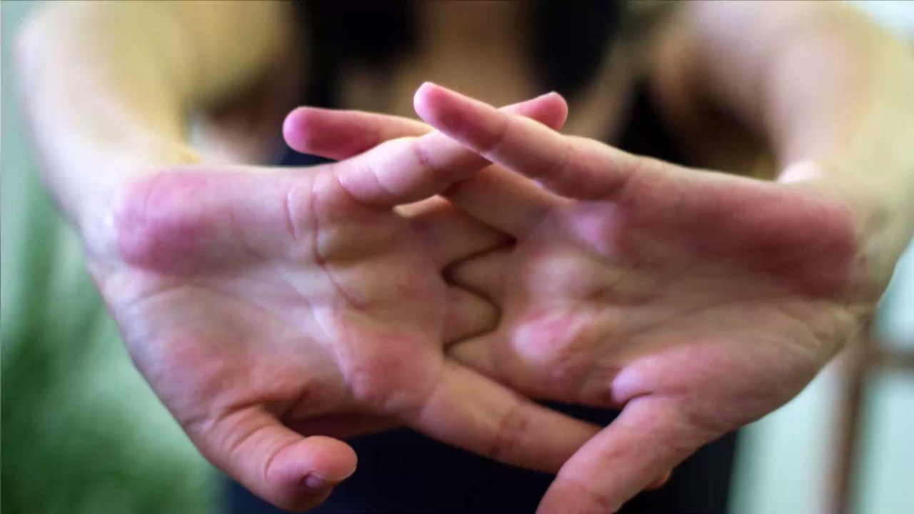 Mann knackt immer mit seinen Gelenken, dann wird es plötzlich gefährlich