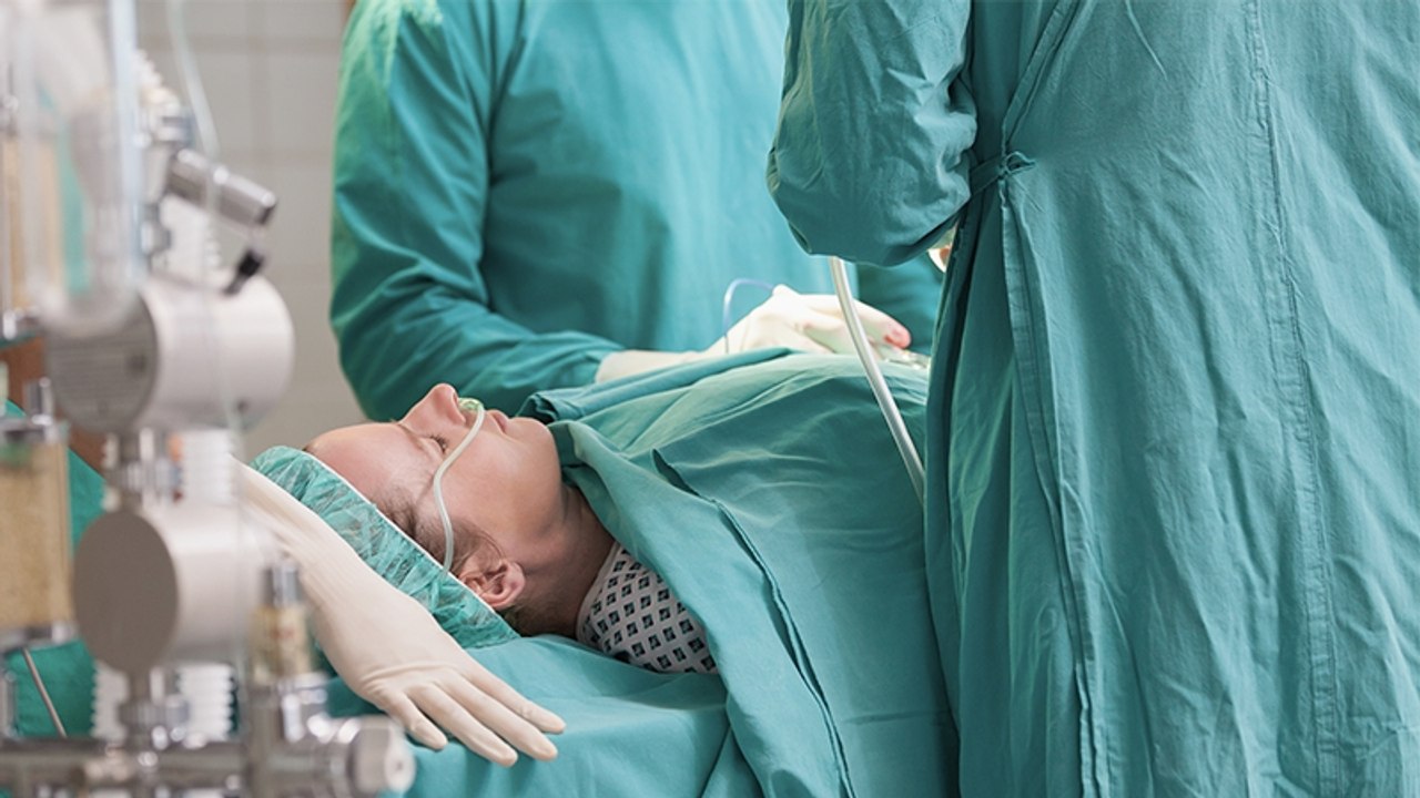 Frau hat Zyste im Bauch: Bei der OP finden die Ärzte etwas Erschreckendes darin
