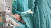 Frau hat Zyste im Bauch: Bei der OP finden die Ärzte etwas Erschreckendes darin