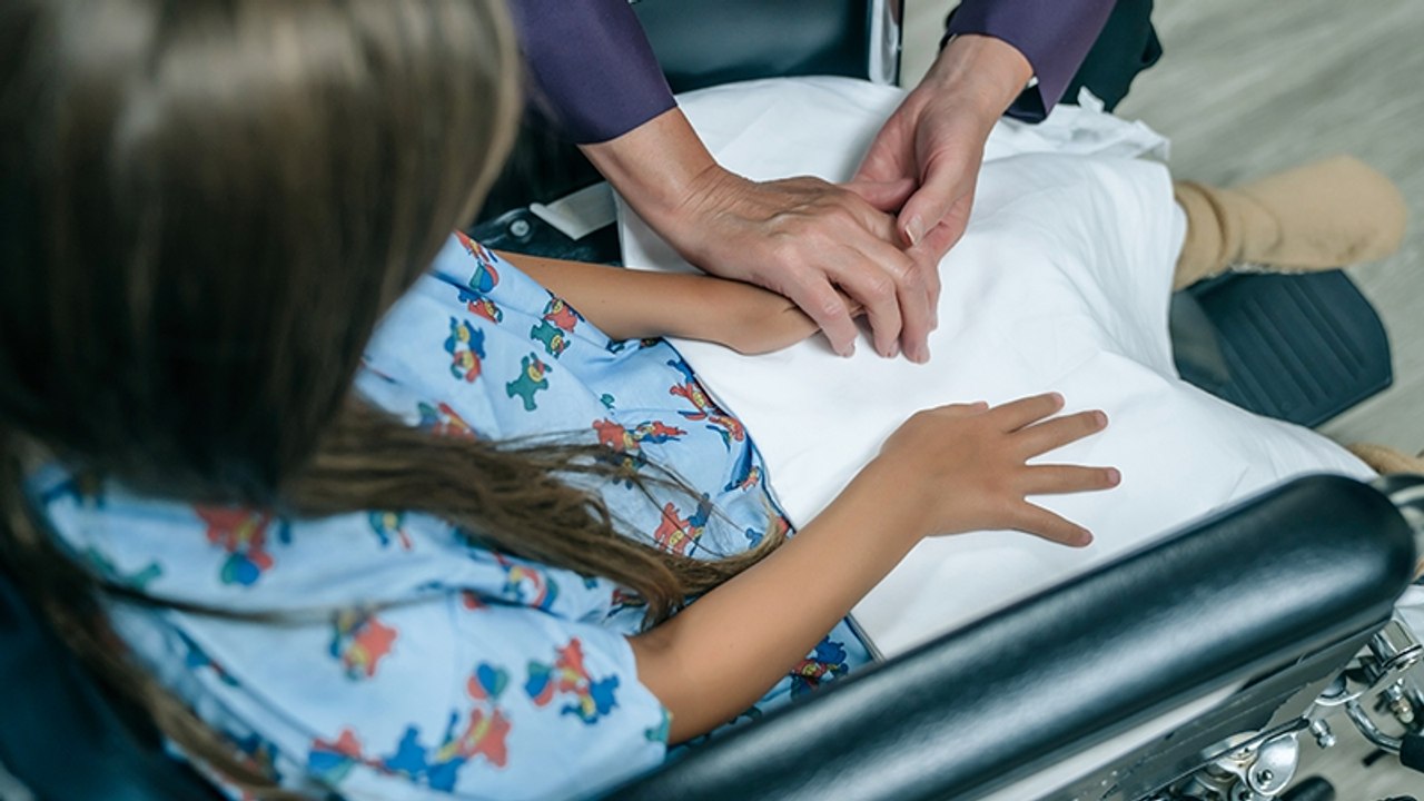 Mädchen liegt todkrank in Klinik, dann passiert in der Nacht ein Wunder