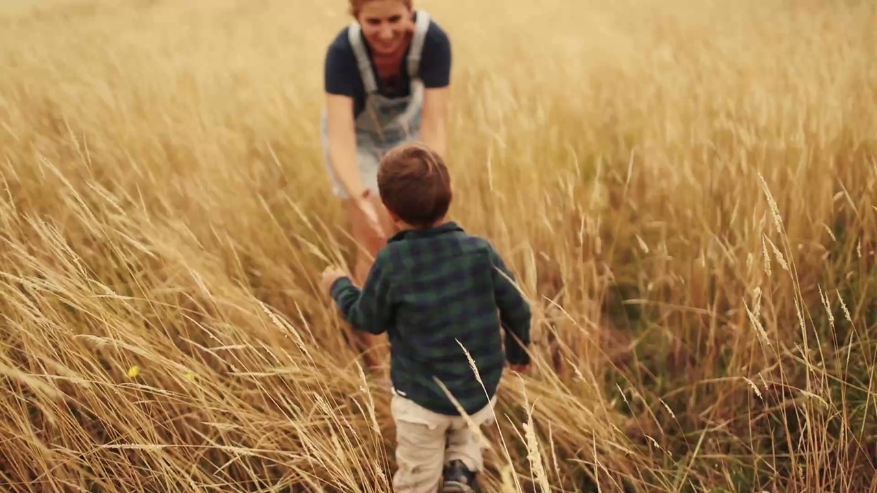 Mutter spürt einen Knoten, als sie ihr Kind umarmt: Dann reagiert sie genau richtig