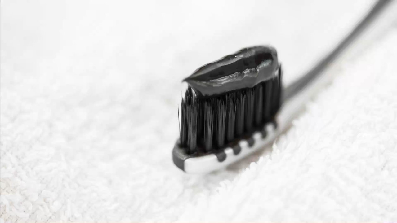 Zähne putzen und aufhellen mit Aktivkohle: Kann das funktionieren?