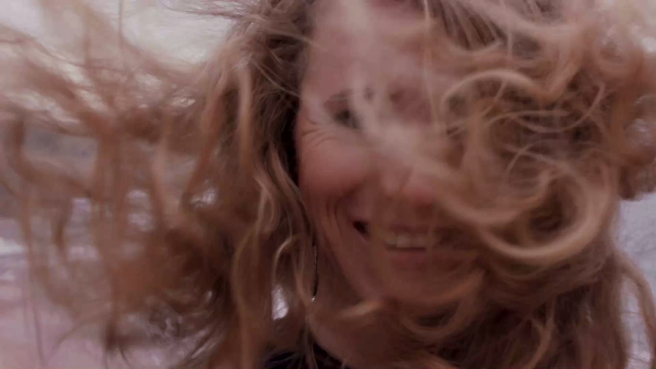 Mit ein paar Kniffen und unserem Geheimtipp werdet ihr eure fettigen Haare los