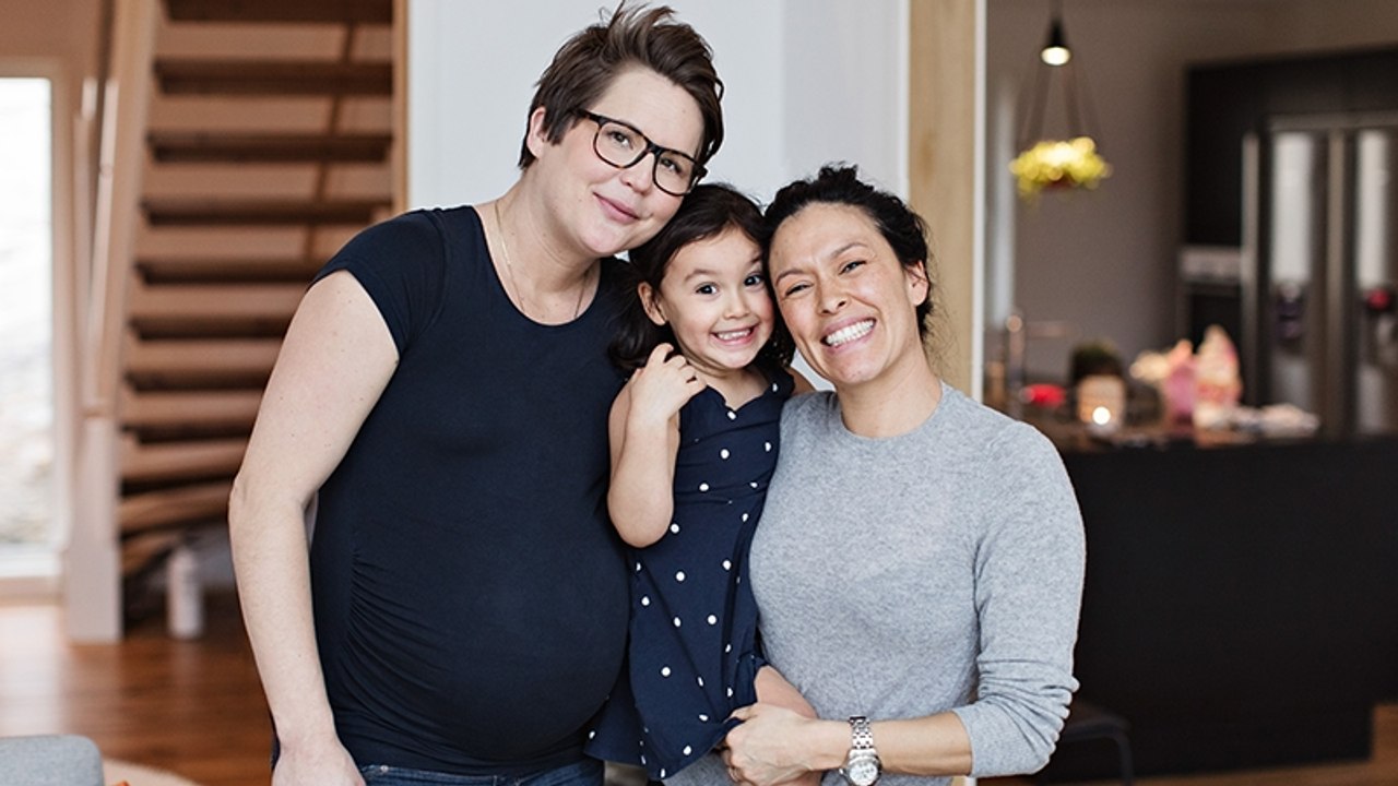 Frau spendet etwas aus Körper, um Partnerin Kinderwunsch zu erfüllen