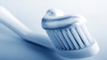 Hygiène dentaire : se brosser les dents deux fois par jour suffit