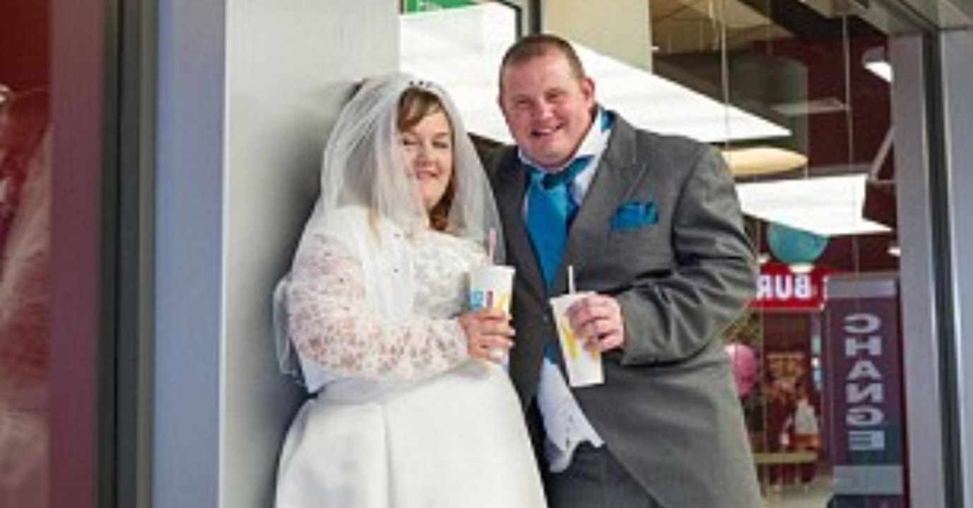 Beim Blick auf die Hochzeitseinladung fällt den Gästen die Kinnlade herunter