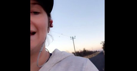 Frau will Hilfe suchen für verlassene Kitten: Dann folgt ihr eine Horde