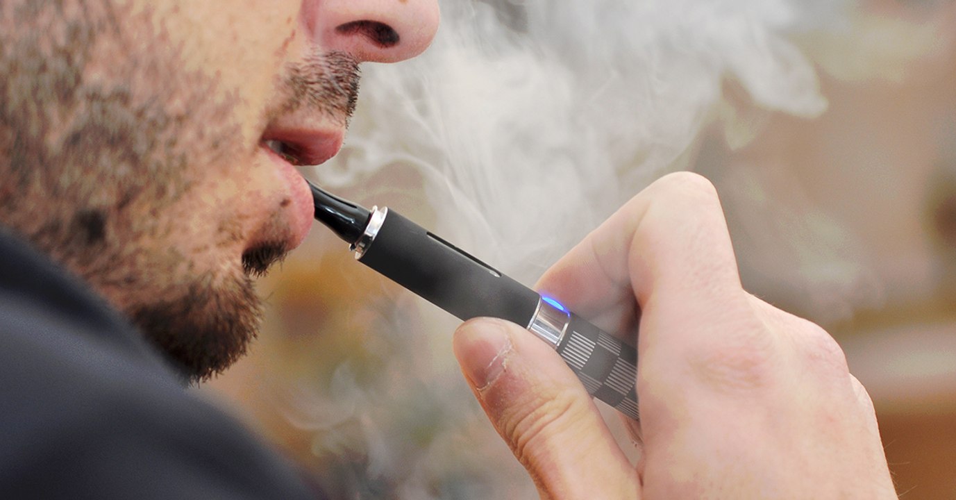 Jugendlicher raucht E-Zigarette, dann verliert er seine Zähne