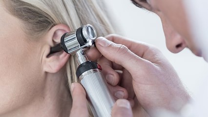 Íhr Ohr tut weh: Der Arzt findet etwas unerwartet Schönes darin