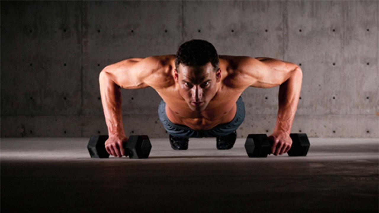 Burpees: So peppst du die klassische Übung mit Kurzhanteln auf