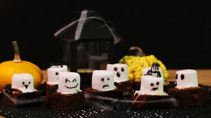 Gruselig köstlich: Mini-Brownies mit Marshmallow-Gespenstern