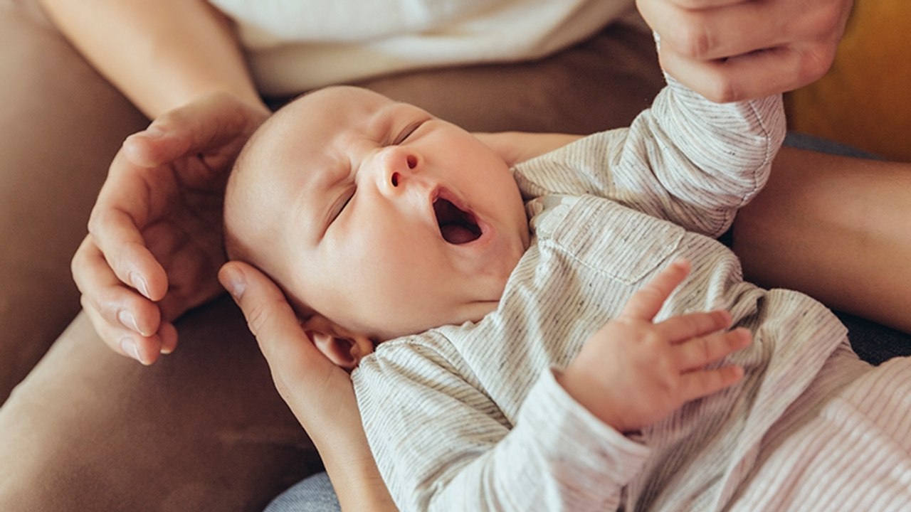 2 Wochen verspätete Geburt: Ein Detail am Körper des Babys erstaunt alle!
